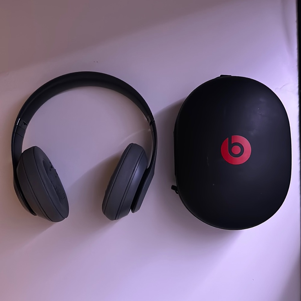 Beats Studio3 Gray (with case and charger)